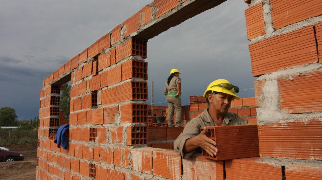 mujer en la construcción