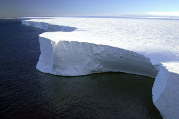 Iceberg más grande que Colima se desprende de la Antártida