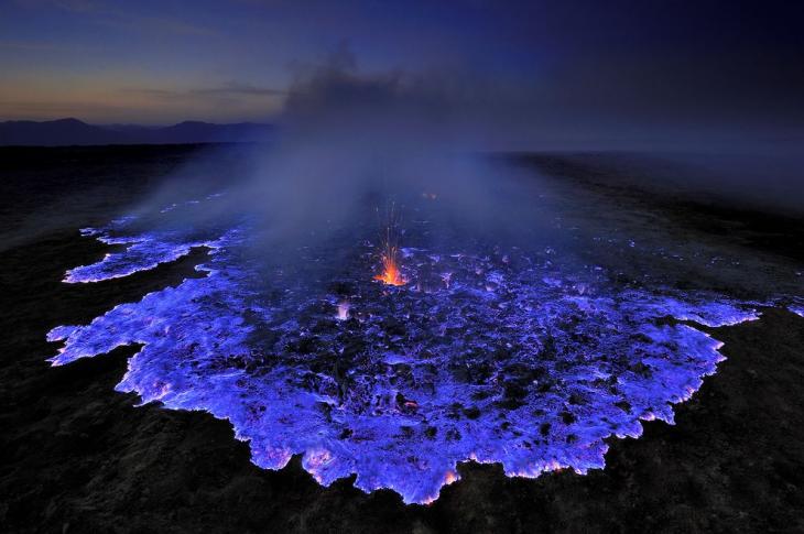 Conoce a Kawah Ijen: el volcán que escupe lava azul