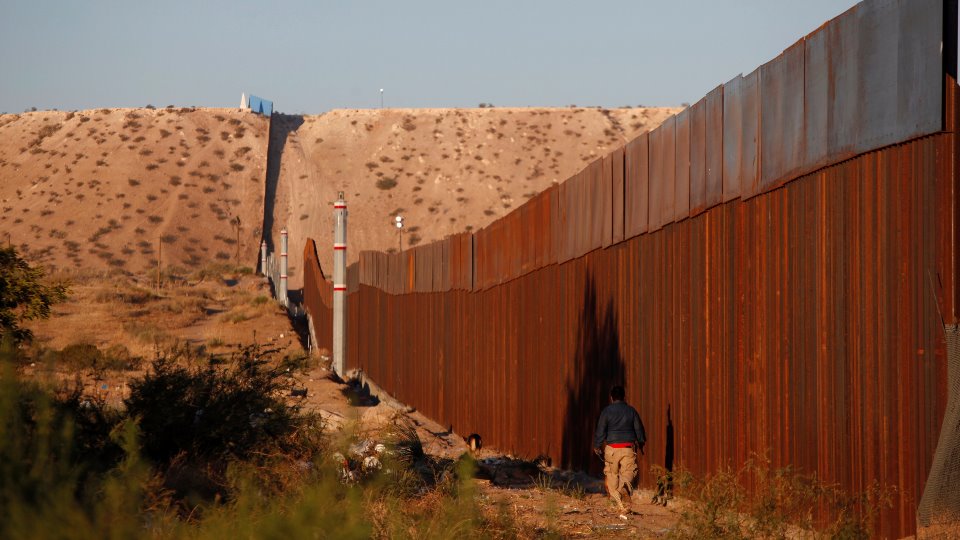 Inicia la construcción de prototipos del muro entre EE.UU. y México