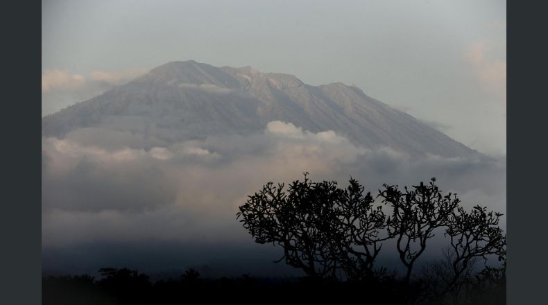 Alerta al máximo nivel por la actividad del volcán Agung en Indonesia