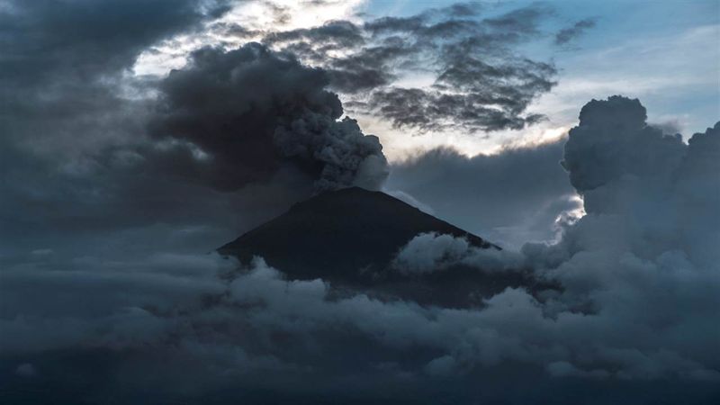 Alarma por un volcán activo en Bali