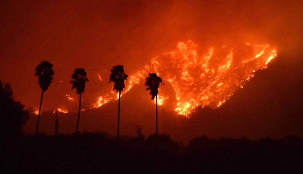 Seis incendios en el sur de California que se propagan con rapidez amenazan 23,000 estructuras