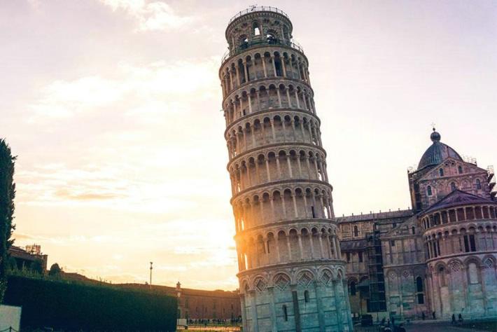 ¿Por qué no se cae la torre de Pisa?