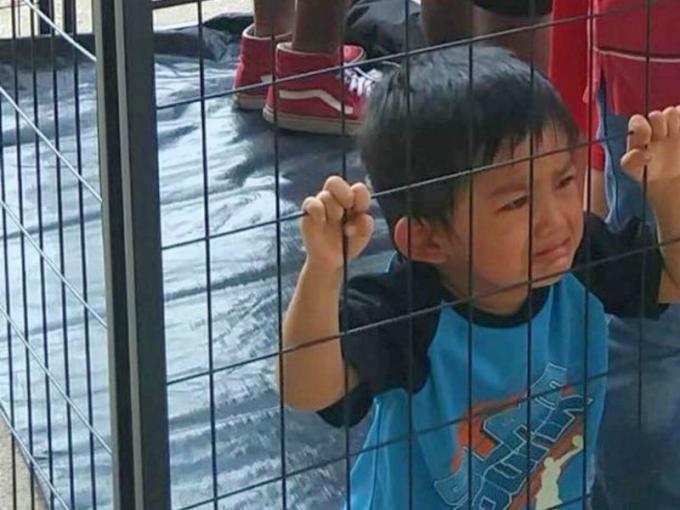 La verdad detrás de la foto del ‘niño migrante’ que llora en una jaula