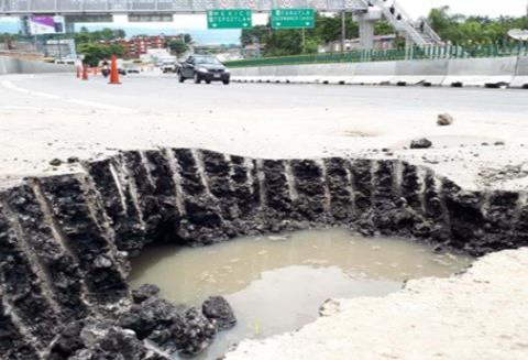 ¡NO PUEDE SER, PERO ES! HUNDIMIENTO EN PASO EXPRÉS, POR ESCURRIMIENTO DE AGUAS NEGRAS: SCT