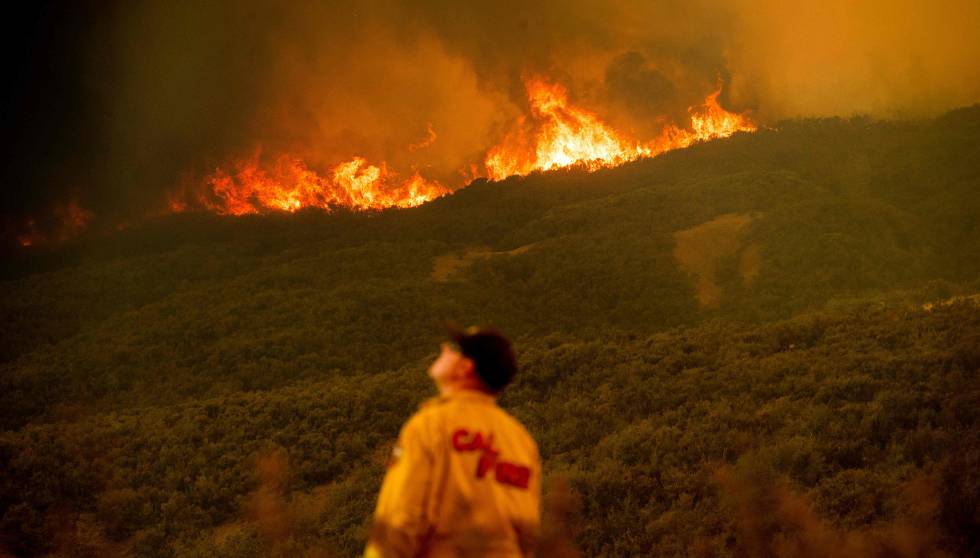 El incendio más grande de la historia de California, en imágenes
