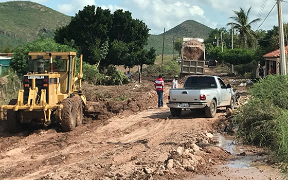 Apoya CMIC en reconstrucción de caminos