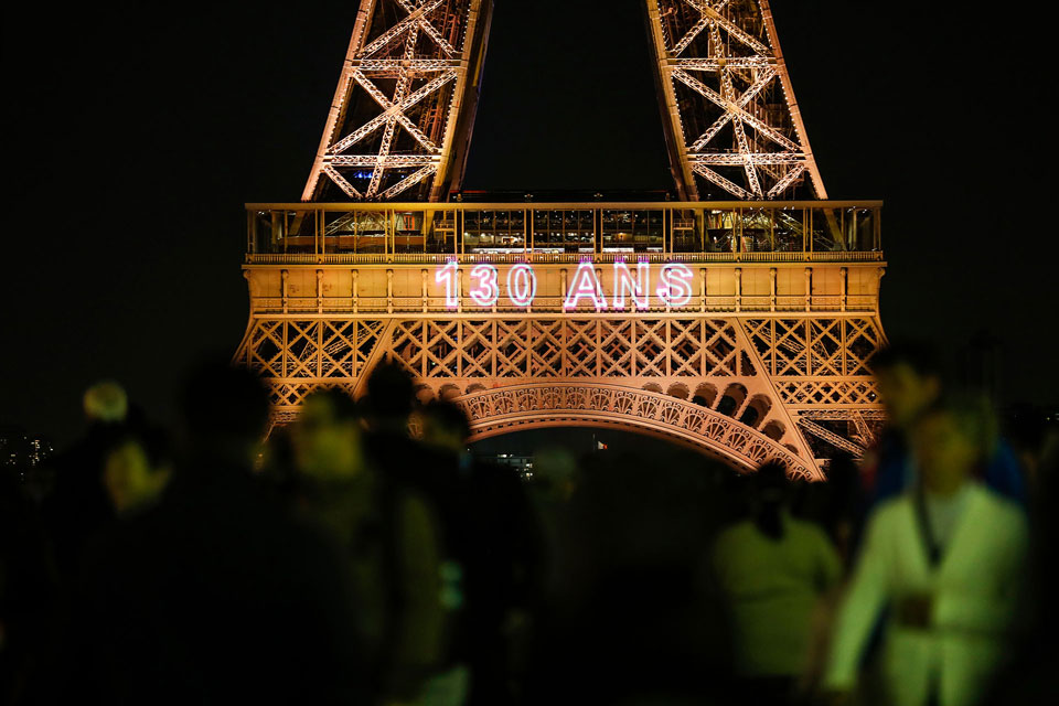 La espectacular celebración por los 130 años de la Torre Eiffel