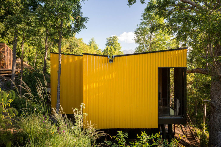 Esta colorida casa prefabricada es ideal para perderte en el bosque chileno