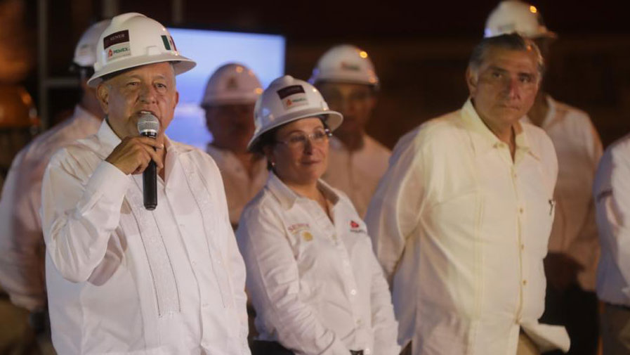 El presidente Andrés Manuel por el muelle de la Terminal Marítima Dos Bocas