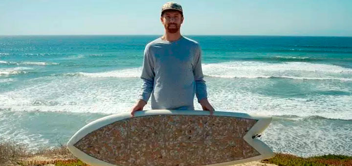 La tabla de surf hecha con 10 mil colillas de cigarrillos