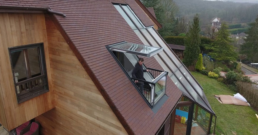 La solución a una vivienda sin terraza una ventana que se convierte en balcón