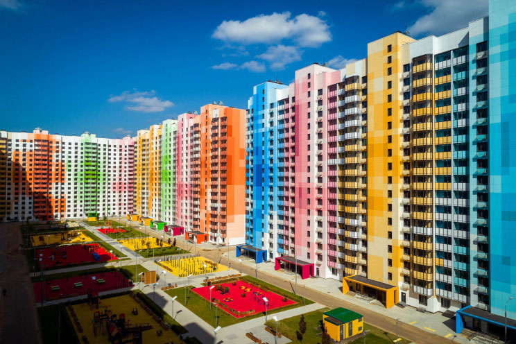 Este curioso proyecto residencial multicolor quiere cambiar la imagen gris de los suburbios de Moscú