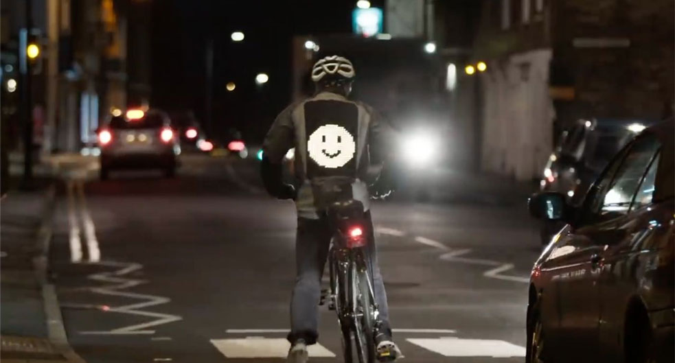 Crean una chaqueta que permite a los ciclistas comunicarse con los conductores a través de emojis