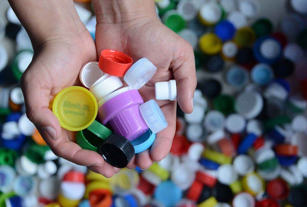 Por qué con las tapitas de plástico podemos ser solidarios y cuidar el medio ambiente