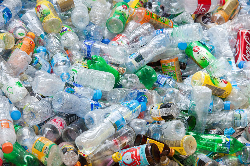 Científicos crean enzima que recicla botellas de plástico en horas