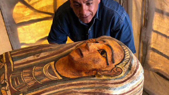 Descubren, en Egipto, 27 sarcófagos enterrados hace casi tres mil años.