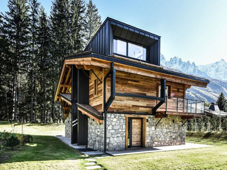 La fusión de hormigón, madera y metal crea estas bonitas casas en los Alpes franceses