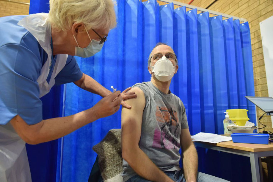 El Reino Unido recomendó a los alérgicos severos que no se apliquen la vacuna de Pfizer tras una reacción en dos pacientes