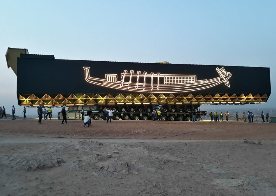 Sarens transporta la barca barca Sola Funeraria de Keops   Es la más antigua del mundo y estará en al nuevo  Gran Museo de El Cairo