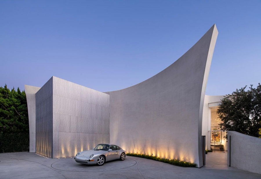 Inspirado en las grandes esculturas de bronce de Richard Serra, el diseño de esta casa fue ejecutado creando formas evocativas de olas y velas