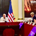 reúnen Andrés Manuel López Obrador y John Kerry