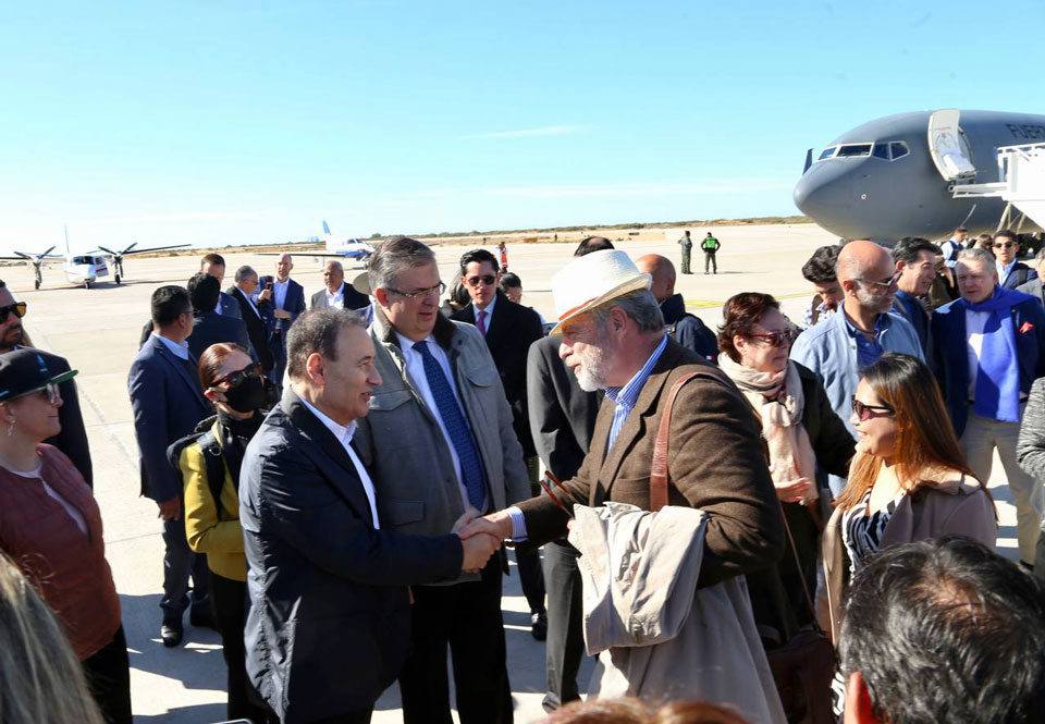 El gobernador Alfonso Durazo y el canciller, Marcelo Ebrard, recibieron en el aeropuerto de Puerto Peñasco, hace unos momentos, al cuerpo diplomático acreditado en México
