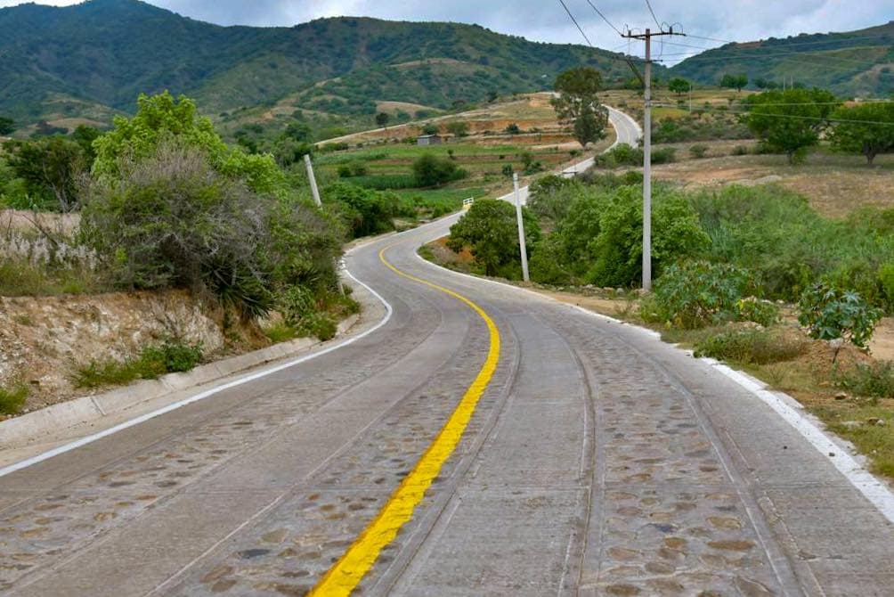 Las pequeñas grandes obras. Ya se acercan a la meta de construir en Oaxaca 222 caminos de mano de obrade los beneficiarios directos de las comunidades.