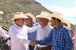 El gobernador Alfonso Durazo saluda a productores agropecuarios de Sonora