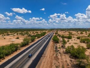 Vista aérea de la carretera Hermosillo-Bahía de Kino con el carril nuevo asfaltado y la ampliación en terracería