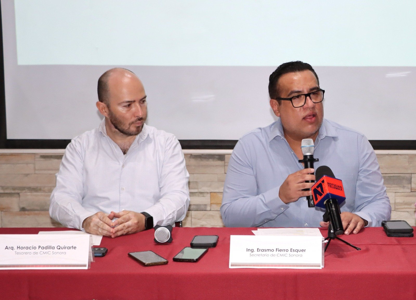 Erasmo Fierro Esquer, secretario de CMIC Sonora, durante la invitación al congreso estudiantil