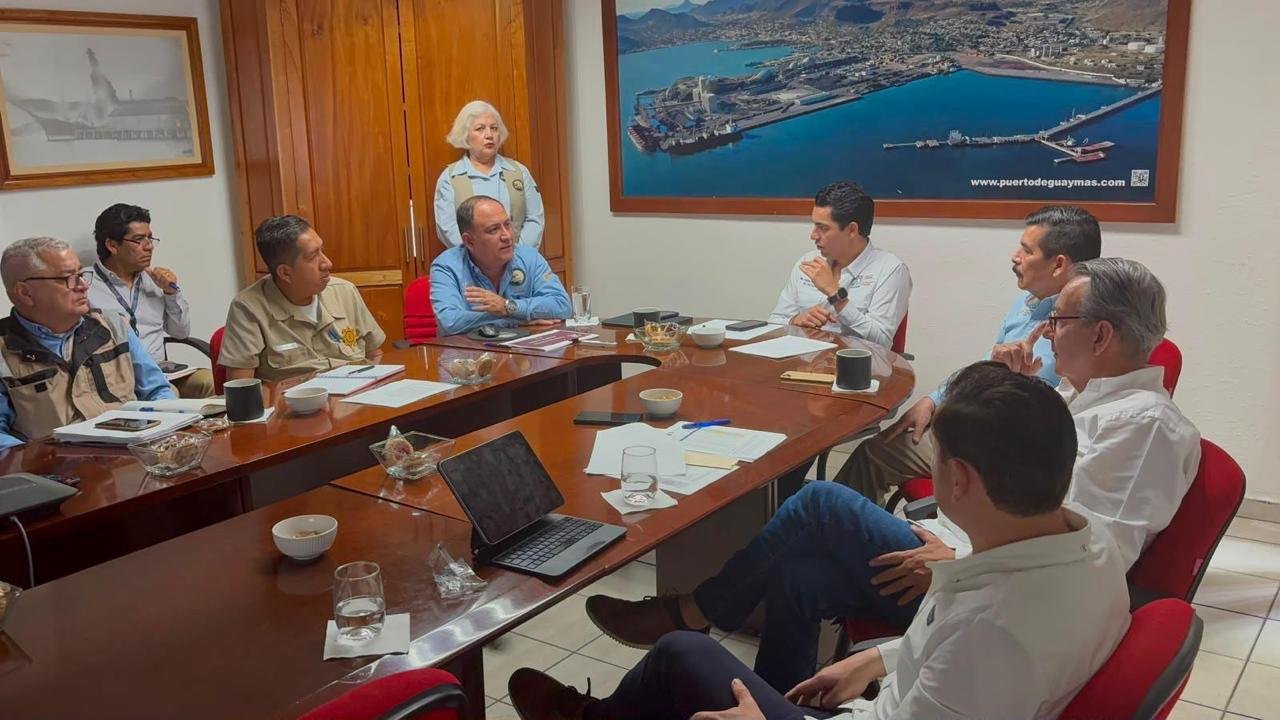Integrantes del Comité Local de Cruceros reunidos alrededor de una mesa de juntas en las oficinas del puerto de Guaymas