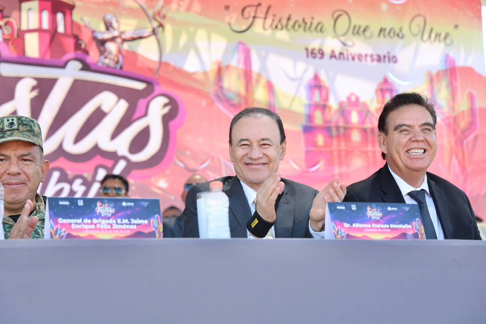 El gobernador Alfonso Durazo acompañado por autoridades civiles y militares en un evento en Caborca