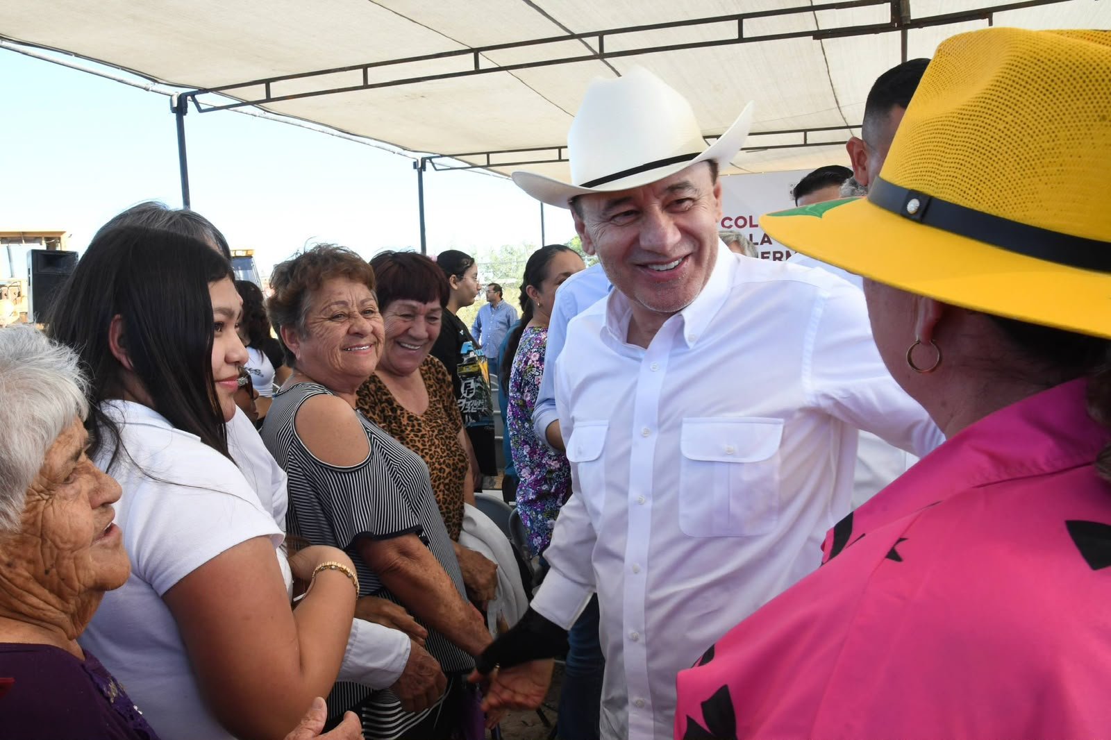El gobernador Alfonso Durazo saluda a habitantes de Caborca durante una gira de trabajo