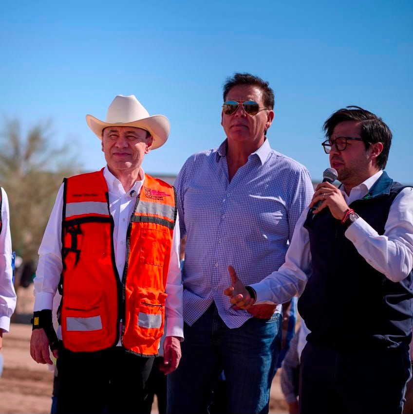 El gobernador Alfonso Durazo con chaleco de obra durante la supervisión de trabajos de infraestructura en Caborca