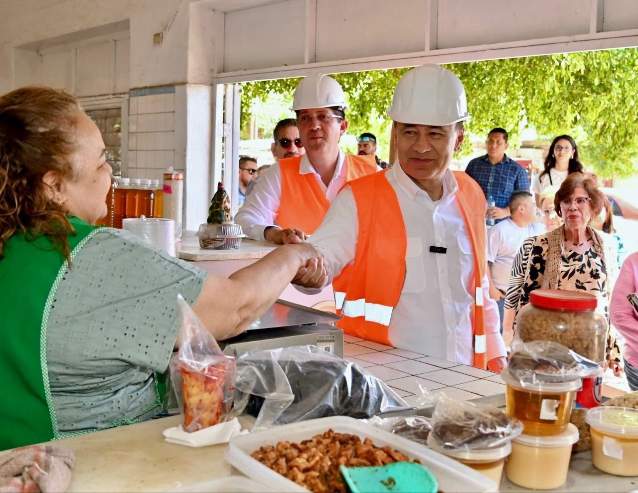 El gobernador Alfonso Durazo Montaño saluda a una comerciante durante un recorrido en Sonora