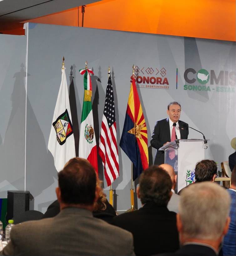 El gobernador Alfonso Durazo habla desde el podio ante las banderas de Sonora, México, Estados Unidos y Arizona