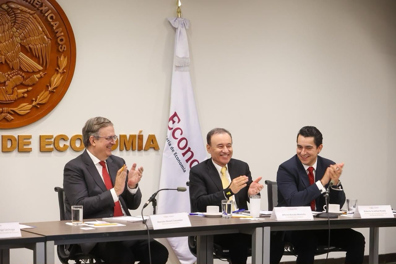 Marcelo Ebrard Casaubón y Alfonso Durazo Montaño en el encuentro de trabajo en la Secretaría de Economía