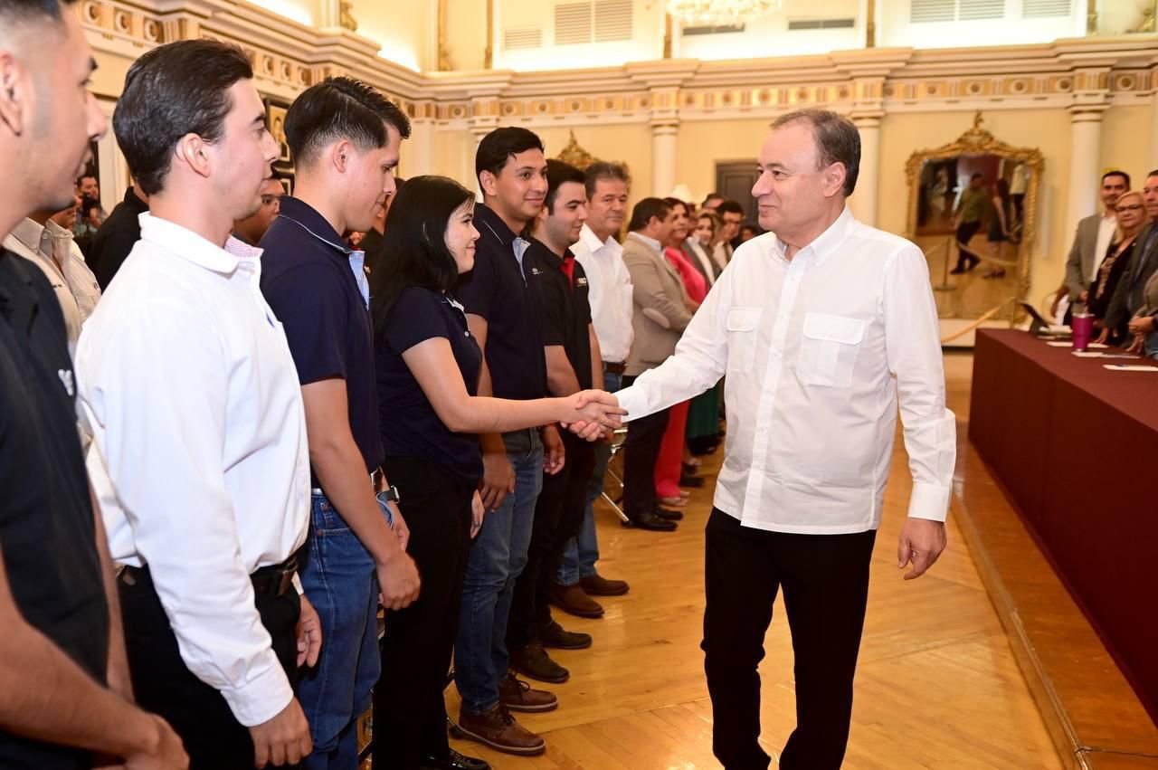 El gobernador Alfonso Durazo Montaño saluda a trabajadores jóvenes durante un evento en Palacio de Gobierno