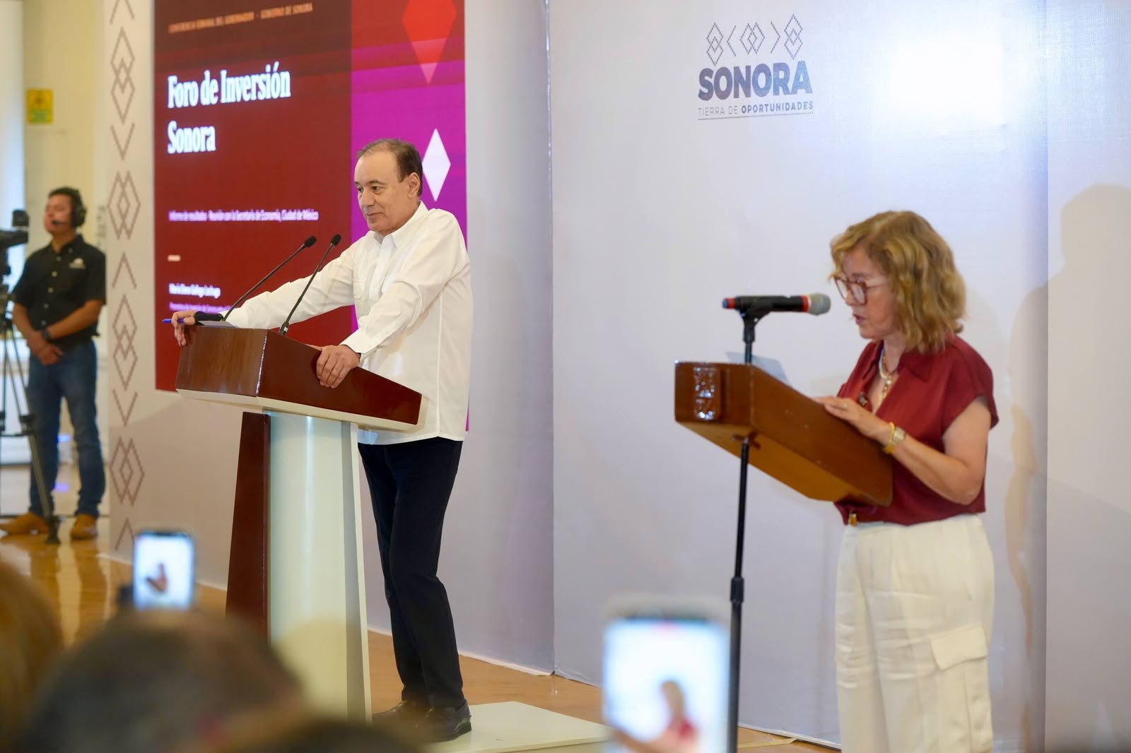 El gobernador Alfonso Durazo Montaño y María Elena Gallego durante el Foro de Inversión Sonora