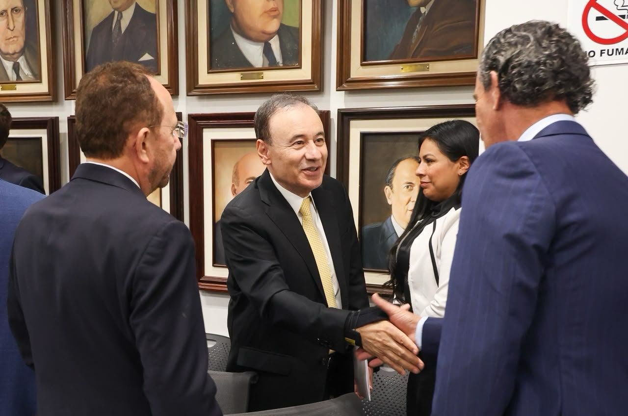 El gobernador Alfonso Durazo Montaño saluda a integrantes del sector empresarial sonorense