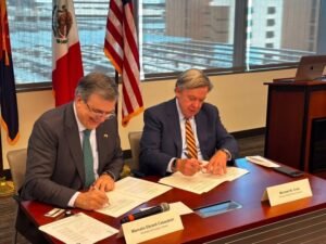 El secretario de Economía, Marcelo Ebrard Casaubón, y el presidente de Arizona State University, Michael M. Crow, firman el Plan de Trabajo en Phoenix, Arizona