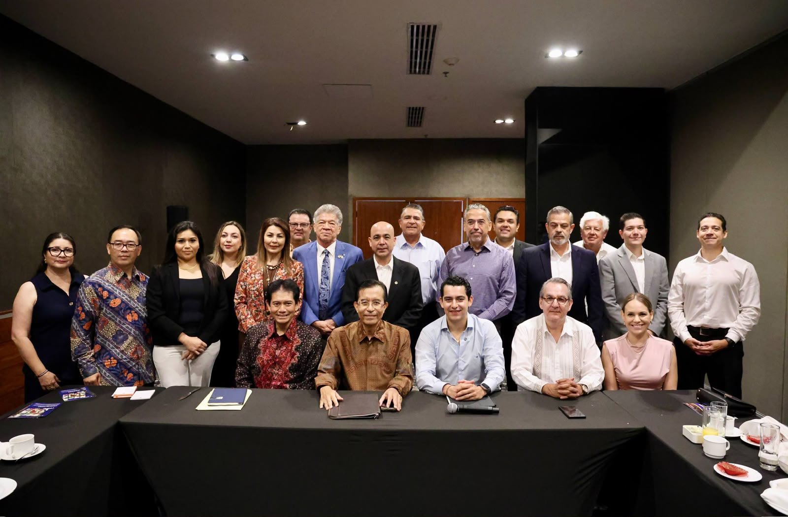 Integrantes de la delegación de la Embajada de Indonesia y representantes del empresariado sonorense reunidos alrededor de una mesa de trabajo en Hermosillo