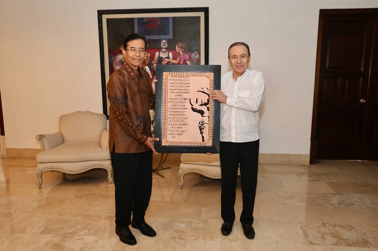 El embajador Toferry Primanda Soetikno y el gobernador Alfonso Durazo sostienen un cuadro enmarcado durante el intercambio de obsequios