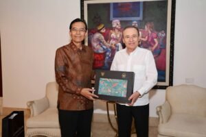 El embajador de Indonesia Toferry Primanda Soetikno y el gobernador de Sonora Alfonso Durazo sostienen juntos un obsequio enmarcado con el escudo de Indonesia