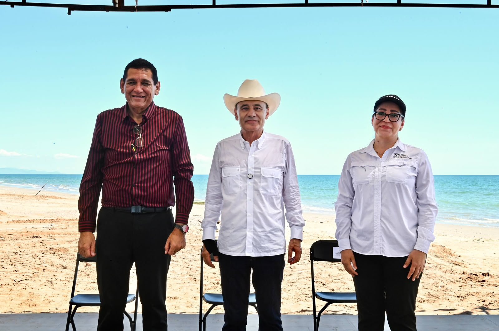 Autoridades estatales y municipales durante el recorrido por la playa El Cochórit, en Empalme, Sonora