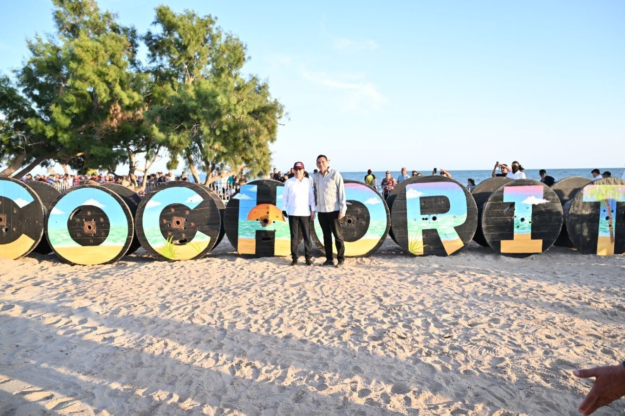 El gobernador Alfonso Durazo Montaño y el presidente municipal Luis Fuentes Aguilar ante las letras monumentales de El Cochórit, en la playa de Empalme