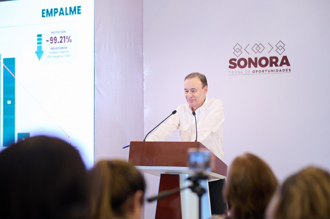 El gobernador Alfonso Durazo Montaño ante la lámina que muestra una reducción de 99.21 por ciento en la incidencia de homicidios en Empalme