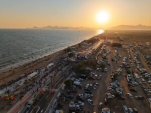 Vista aérea del Malecón El Cochórit al atardecer, con visitantes recorriendo el paseo costero en Empalme, Sonora